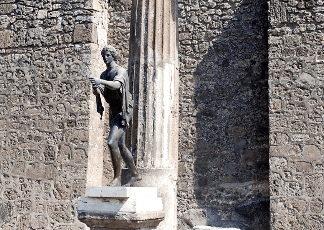 Statua di dio romano a Pompei